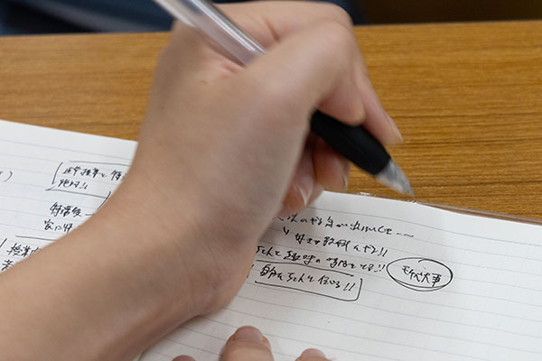 先輩の言葉を聞き逃すまいと、真剣な表情でメモを取る在校生の姿も印象的でした。