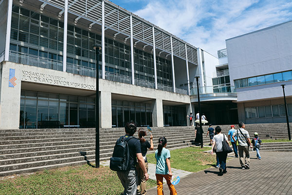 7月最終の日曜日、キャンパスには大勢の小学生親子の姿がありました。