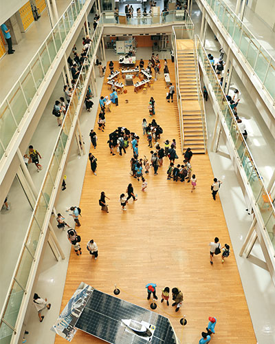 高校棟中央にあるアトリウムを上から。各フロアでは28種のワークショップが開催されました。