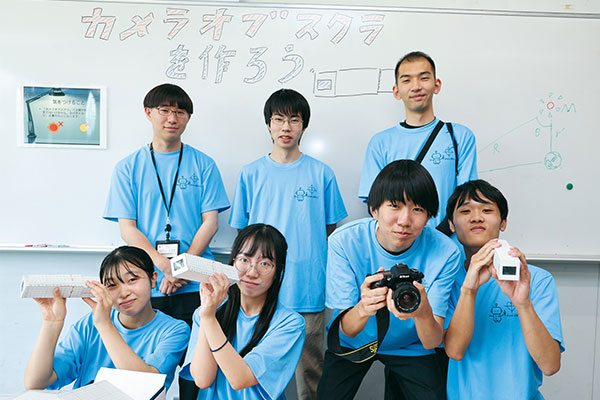 Tさん（前列左から二人目）、Fさん（前列右）、Wさん（後列中央）。