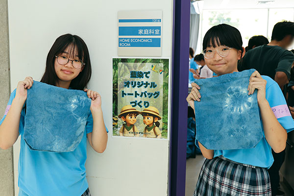 自らの作品を手に感想を語ってくれたFさん(左)とH(右)さん。