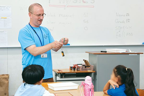 電磁気について英語で解説するブランドン先生。小学生もその内容を理解している様子でした。