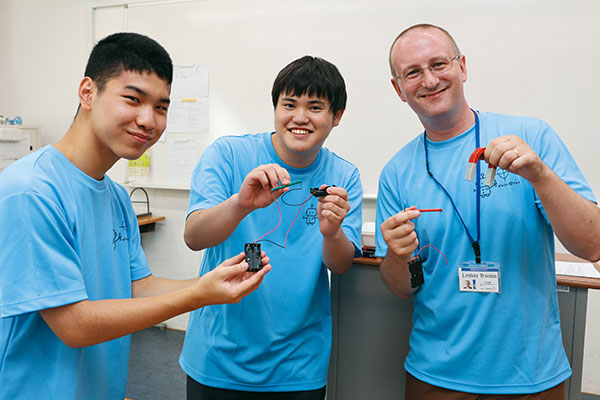 左からHさん、Dさん、ブランドン先生。