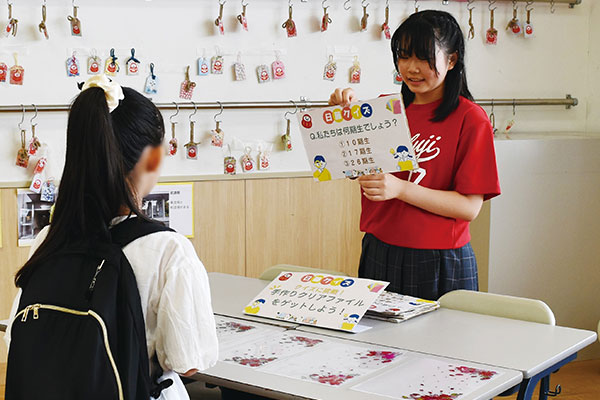 桜柄のオリジナルクリアファイルを制作し、日藤クイズ正解者にプレゼント！