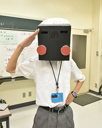 武蔵野プレイスの鉄道イベントでは、鉄道を模した手作りの被り物を身につけて子どもたちと交流します。