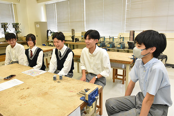 中3から高3までの部員が鉄研への熱い想いを語ってくれた今回のインタビュー。鉄研の楽しさと、先輩と後輩の仲の良さが伝わる和気あいあいとした雰囲気でした。