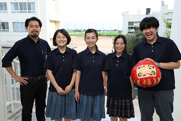 左から、宮入裕人先生、四茂野真湖さん(高2)、井草穂乃花さん(高2)、中楯千絢さん(高2)、佐間田源さん(高2)。佐間田さんが持っているのが自作の「ふくべ細工」です。