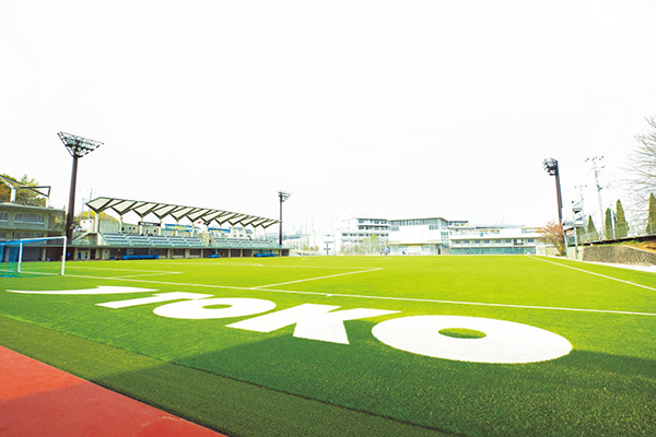 創立40周年を記念して整備され、世界基準を満たした全面人工芝のサッカー場。「プリンスリーグなどサッカー部の公式戦が行われるだけでなく、災害時の集合場所としても使用します」（小塚理事長）