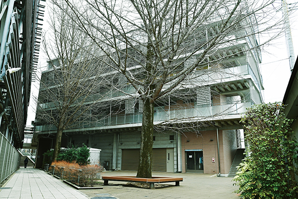 4号棟の1階には、3000人を超える生徒や教職員が数日間、不自由なく滞在できる防災設備を完備。