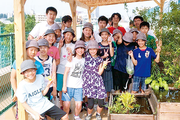 収穫の時期になると、地域の小学生たちを招いて収穫を体験してもらったり、近隣の方々に収穫した作物をおすそ分けしたりすることもあります。