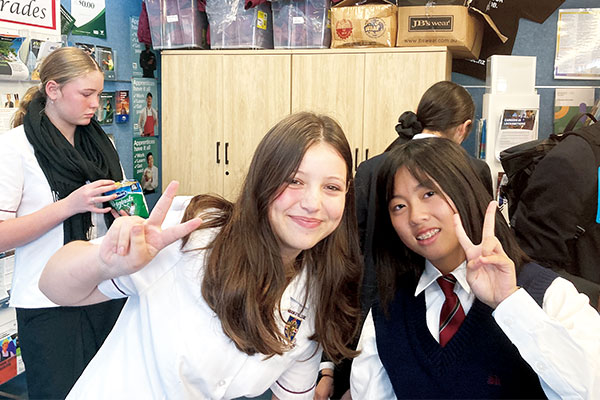 Iさんと現地校のお友達。「みんなフレンドリーで、英語で話せることもとても楽しかったです！」