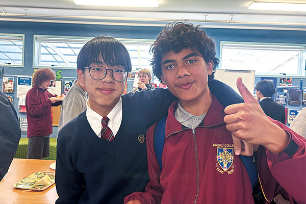 現地校でのHさん。「ニュージーランドの現地校では、バディだけでなく皆がランチや授業の合間に声をかけてくれて、どの生徒も温かく迎えてくれました。今後も英語を勉強して、海外の友達を増やしたいです」