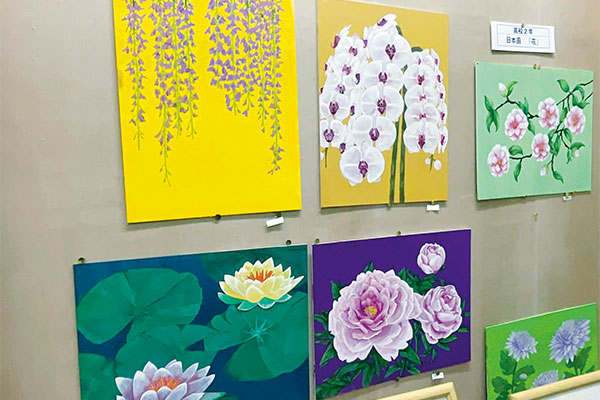 高2の芸術選択「美術」の時間に取り組んだ日本画の作品。それぞれ自分でモチーフとなる花を選び、時間をかけて描きました。