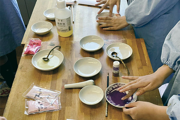 日本画の授業風景。自分が使う絵の具を手作りするという、得難い経験ができます。