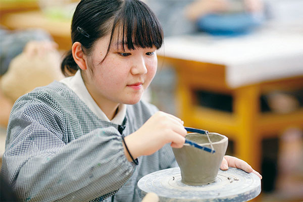 高1芸術選択「工芸」の授業風景。授業で陶芸に挑戦できるのも、同校ならではです。