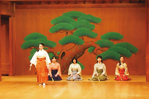 「能狂言鑑賞教室」での、謡曲仕舞同好会による仕舞の様子。実際に能舞台に上がって舞う、滅多にできない経験です。