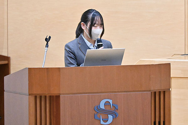 堂々と司会を務めるKさんの写真です