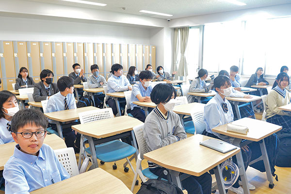 学校説明会に向けた全体ミーティングの様子です