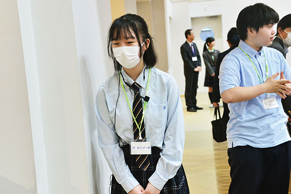 校内案内するAさんの写真です