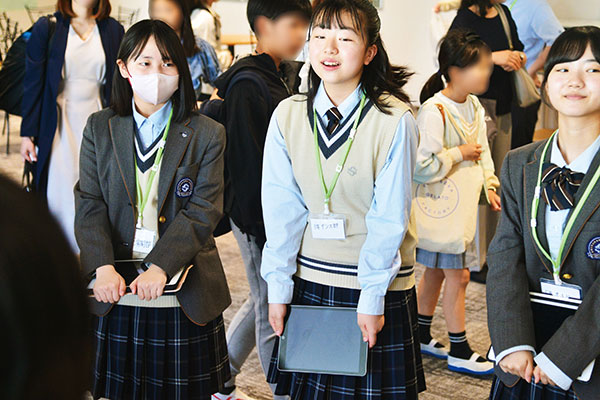 受付・案内を担当するKさんの写真です