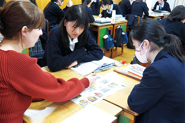 「CLIL」の授業の様子。ネイティブ教員と英語で意見交換。