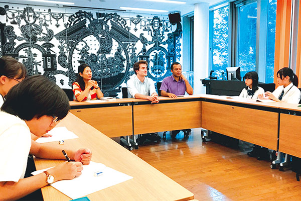 フランス大使館を訪れ、大使のお話を聴講。学校周辺には各国大使館が多数あり、活発に交流を図っています。