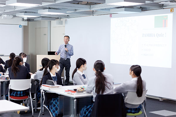 校長の水野先生は、JICAの派遣でアフリカ・ザンビアにて教育活動を行っていた経験があります。「日本の高度成長期におけるゴミ問題の解決プロセスは、ザンビアの環境問題にも応用できる」など、経験から得たエピソードを生徒に伝えています。