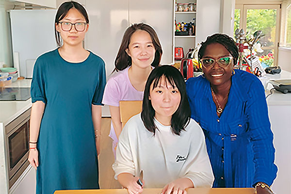 異文化に触れながら、学校生活もホームステイも全力で挑戦。言葉の壁を越え、大きく成長したY・Aさん(前列)。