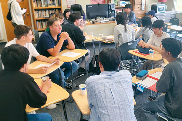 希望者は夏期・冬期休暇中にカリフォルニア、ハワイ、カナダまたはセブ島で2～3週間、英語のキャンプを実施しています。