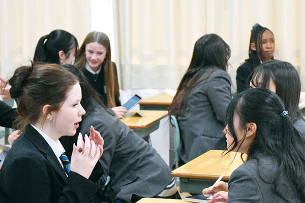 海外の生徒を招待し、交流を深める機会もあります。2024年1月には、イギリスにある「Hans Prince Academy」の生徒が来校し交流をしました。