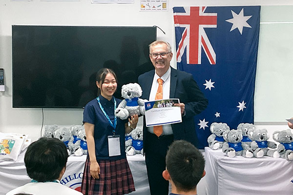Kさんが過ごした現地校では、修了書とともにコアラのぬいぐるみもプレゼントされました。