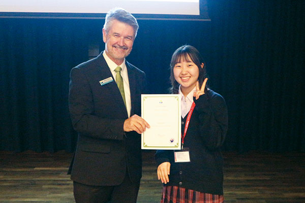 現地校での最終日、修了書を受け取るSさん。