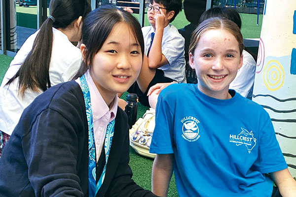 現地校の友人と、Kさん（写真左）。休み時間は雑談に花を咲かせます。
