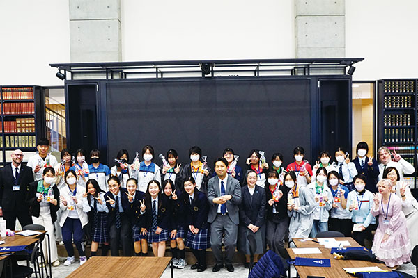 2025年4月、同校を訪れた香港の兄弟校生徒たちと。