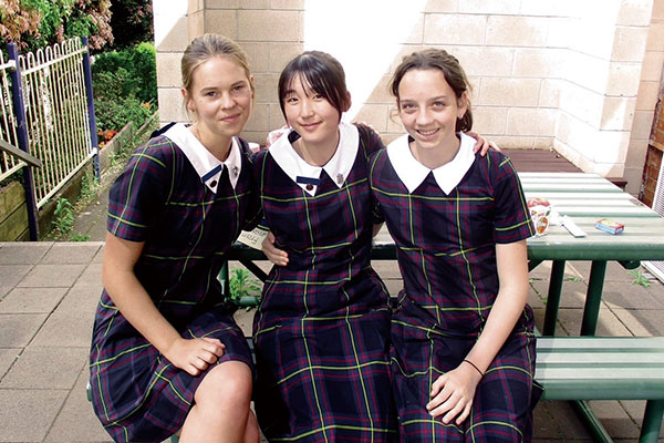 オーストラリアでの留学に参加した生徒たち。「初めて親元を離れて生活する生徒も多いのですが、その成長ぶりには目を見張るものがあります。本校は少人数制のため、選抜の倍率が低く、挑戦しやすいのもメリットです」（大津先生）