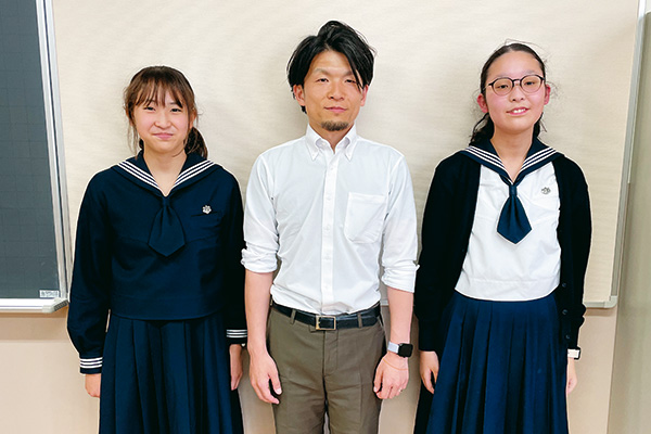 右から中3のA・Fさん、数学科の星川潤先生、同じく中3のA・Kさん。