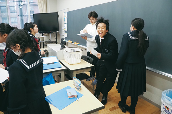 終礼時にテストを返却。基礎的な内容が出題されるため、8割近い生徒が合格するそうです。