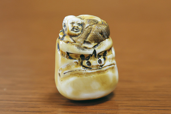 古武術の師範でもある恩師から贈られた「根付」。