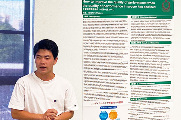 高2全員参加のハワイ研修旅行では、ハワイ大学の学生を前に探究発表。もちろんポスターも英語で作成。発表もオールイングリッシュです。