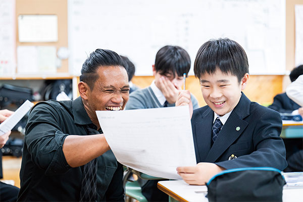 アウトプットを楽しく学ぶことに重点をおいた発信型の英会話授業。