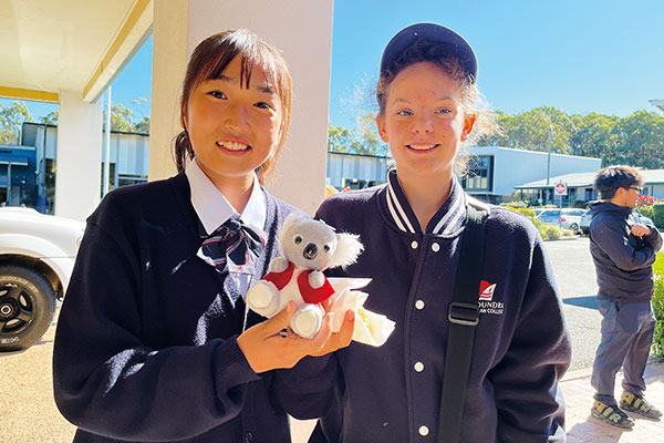 オーストラリア短期留学での一コマ。現地の高校に通い、同世代と過ごすなかで、英語でのコミュニケーション力が磨かれます。