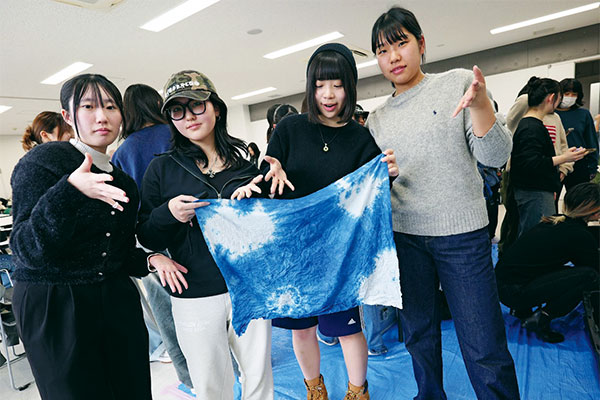 「藍 indigo project」では、藍染め体験のほか、海洋ごみを素材にしたアート制作も。