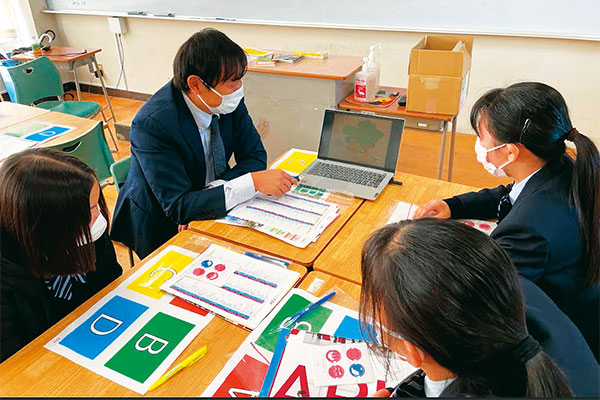 生徒の興味・関心や意欲を引き出す『キャリアプログラム』の『グローバル・シチズンシップ』講座の様子。立命館アジア太平洋大学（APU）から講師を招き、国際社会について学びました。