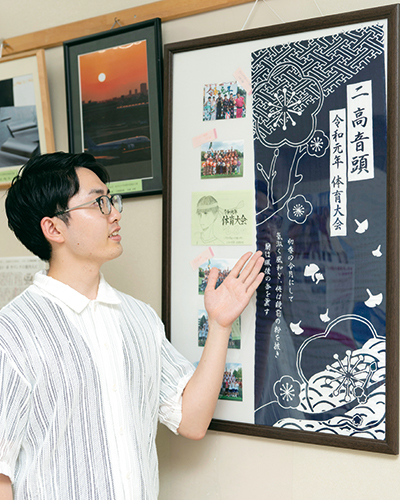三枝さんが高3の時に体育大会で踊った「二高音頭」の手拭いが、今も廊下に飾られていました。