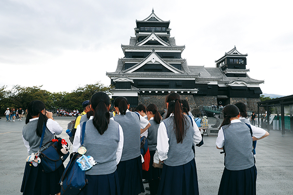 広島、九州（長崎・熊本）、沖縄の3コースから選んで課題解決の旅に出る中3の「SDGs探究旅行」（写真は九州コース）。