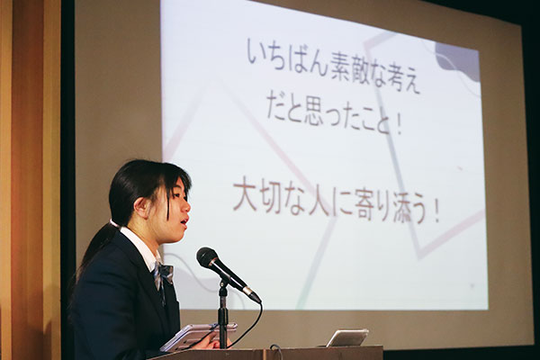 「ポスタビ」での取材を通じて自分が感じたことを、全校生徒の前で発表するEさん。