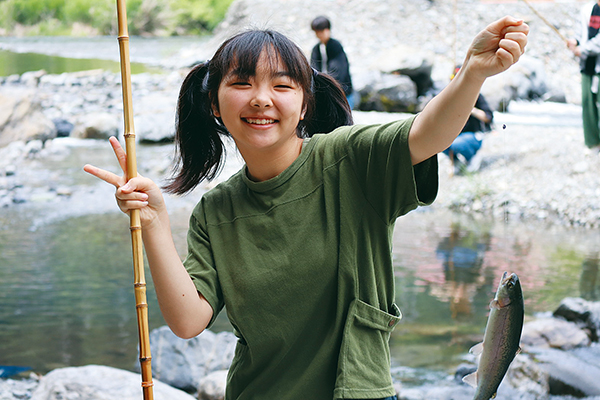 魚釣りは初挑戦。「魚の食いついた瞬間が手の感触でわかりました！」（SDGsツアーにて）。