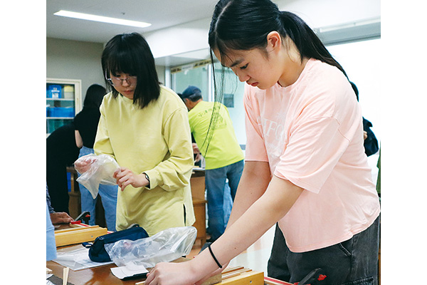 カンナで木を削って箸作りを体験。「何気なく使っていた割り箸のありがたみが再確認でき、大切に使おうと思えるようになりました」（Mさん）（SDGsツアーにて）。