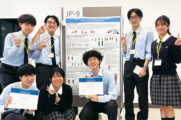 アジア生物教育学会でも同校の4チームが英語で発表。2チームがベストプレゼンテーション賞を受賞しました。