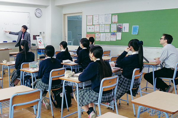 名古屋商科大学国際学部・学部長の磯野英治先生による「表現を間違えると国際問題?! -ケースで学ぶ日本語・英語のジェンダーと社会-」に、女子生徒を中心に10名が参加。